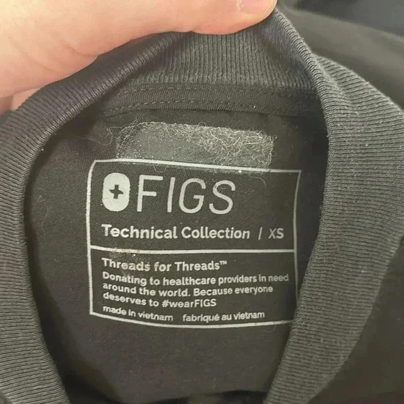 FIGS Bellery Scrub Jacket in Black - Picture 6 of 10